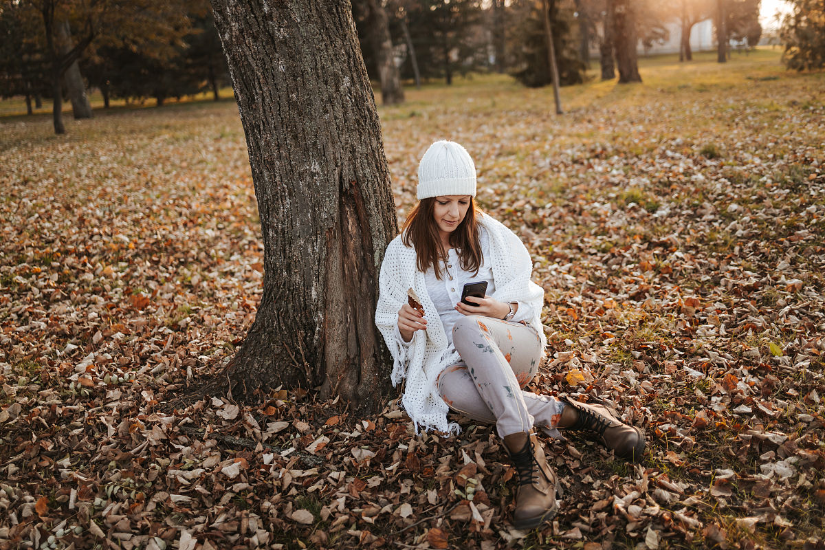 用随机文字插入一张美女图片