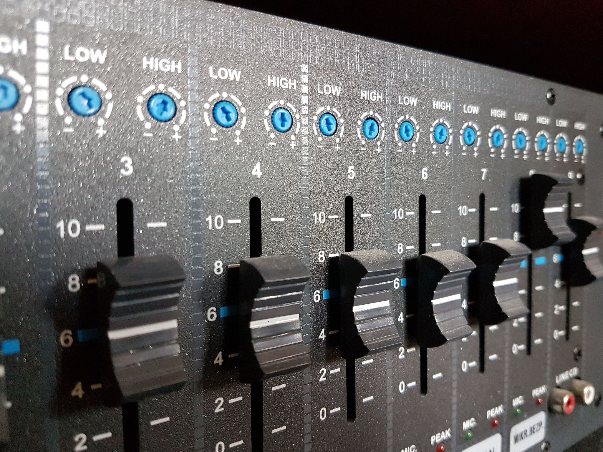 A concise DSP appearance design is a small and exquisite black box with a modern and minimalist style There are only a few simple buttons and LED indicator lights occupying about a quarter of the pane