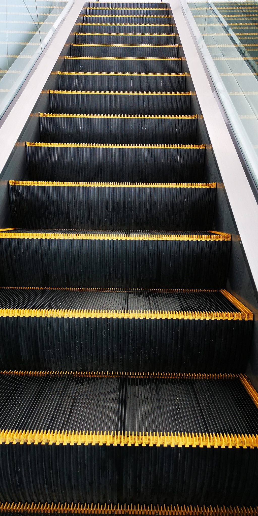 小车先上后下不越过两边黑色区域爬过3个15cm上阶梯1个3cm 的上高台和5个15cm下阶梯上下阶梯前往下一区域怎么实现