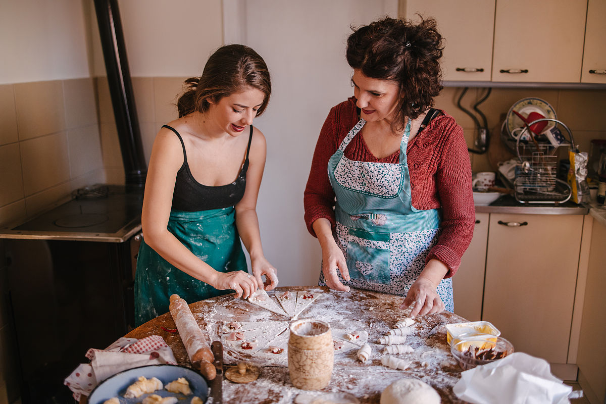 Mona Lisa Tries Hot Pot: A Fusion of Art and Chinese Cuisine