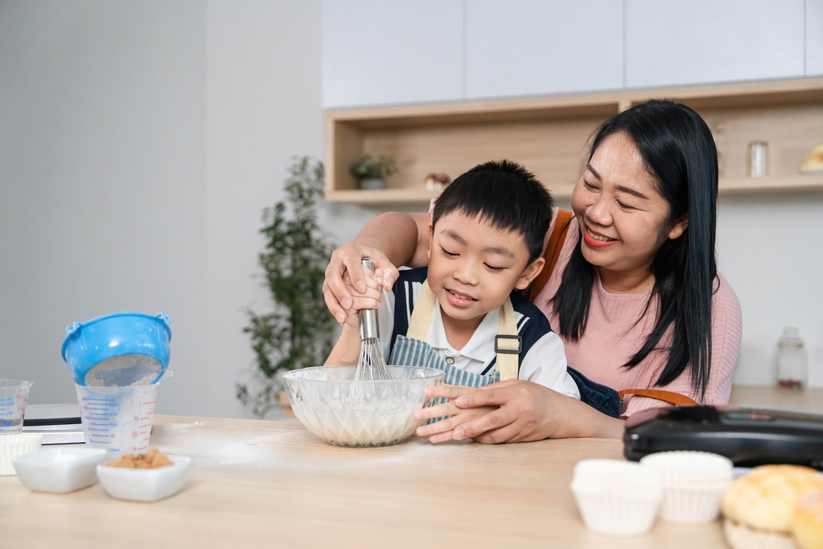 温馨厨房：奶奶洗碗与孙子谈话的幸福画面