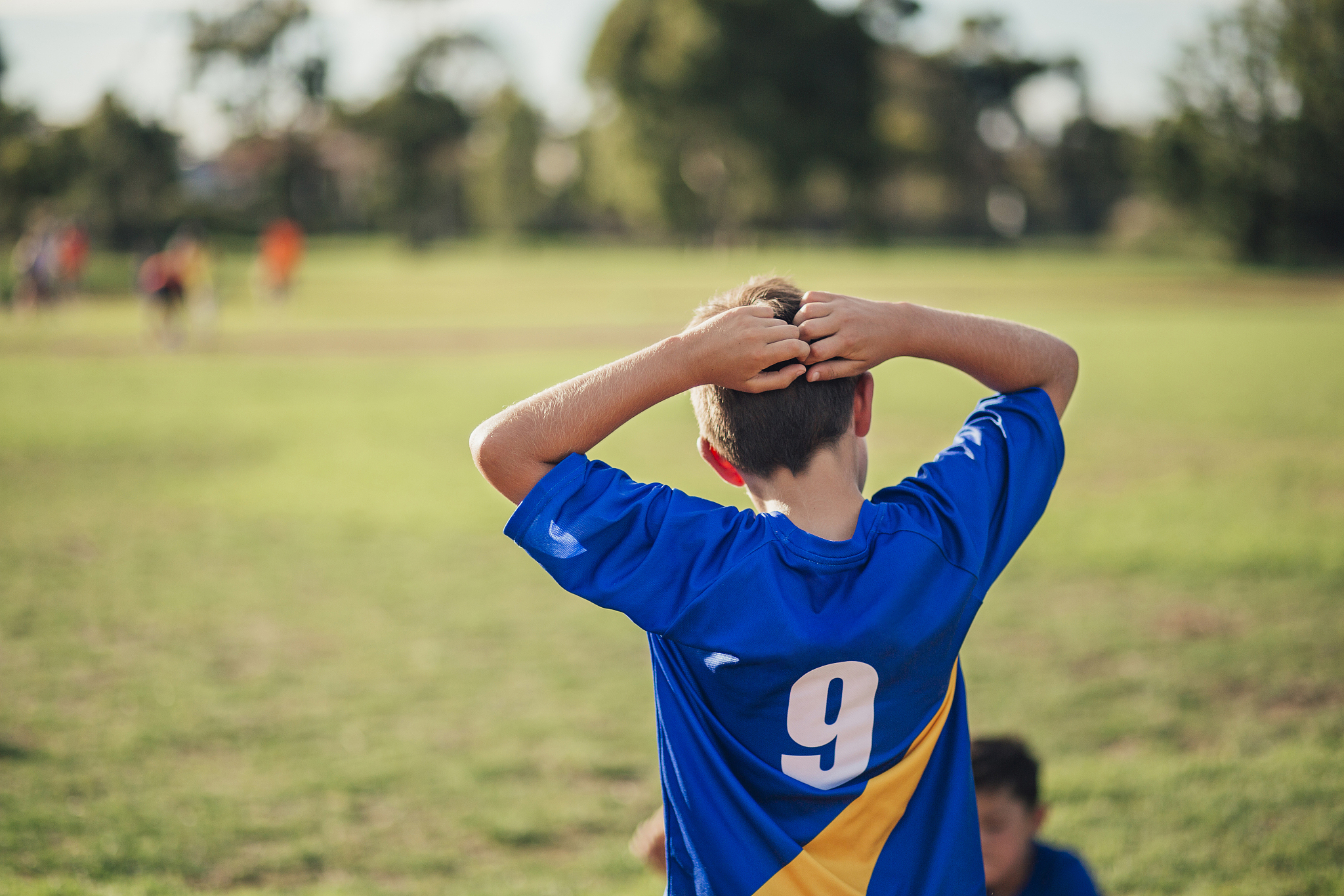 有人认为道德底线低的人有时比道德底线高的人占优势你做不出来的他做得出来所以他们总能如鱼得水。但师长告诫我们要坚持高线守住底线;只有守住底线才是守住了为人的根本。以底线为话题写一篇不少于800字的文章题目自拟。