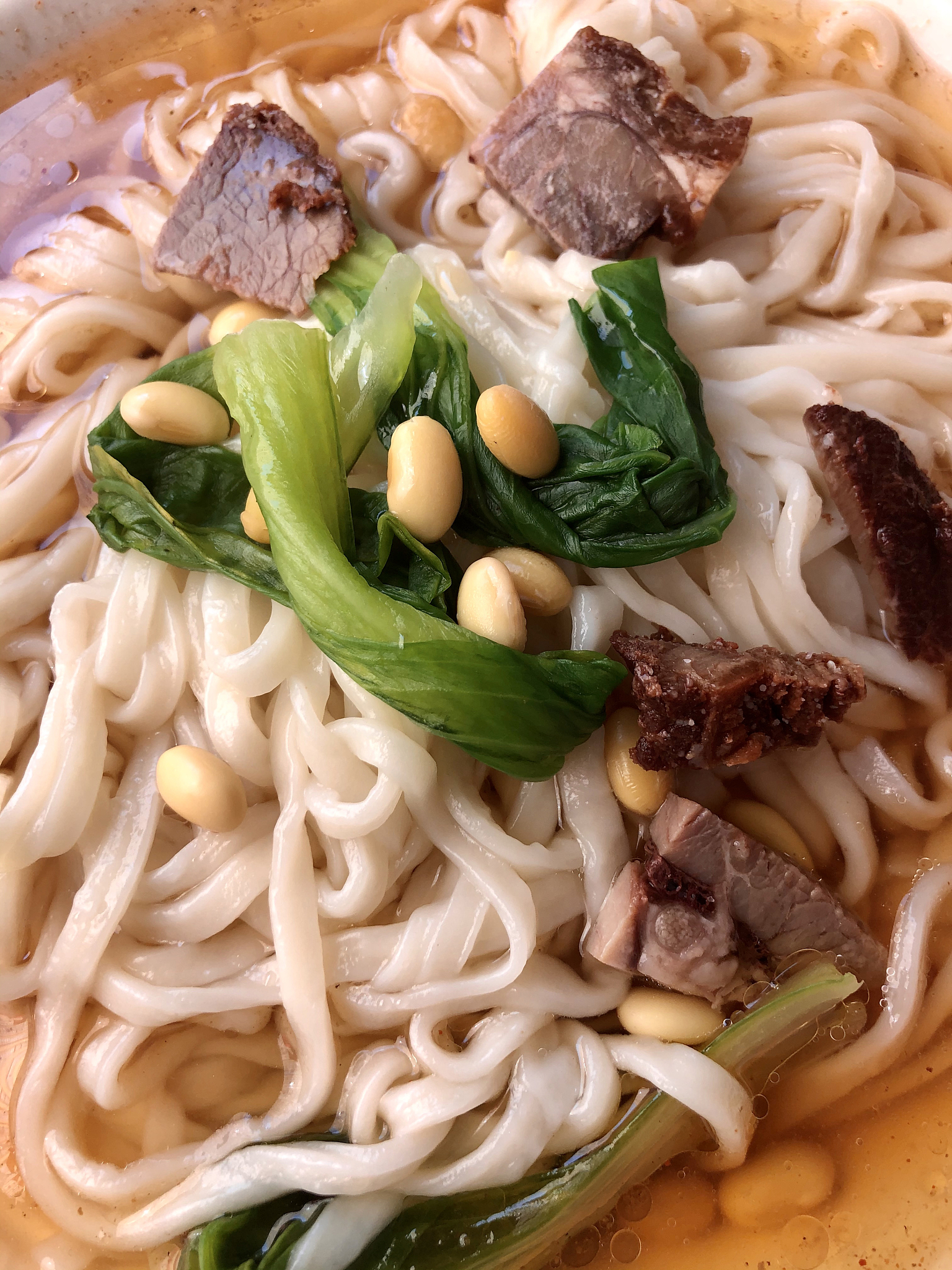 50字香辣牛肉面好评：弹牙面条，鲜嫩牛肉，香辣过瘾！