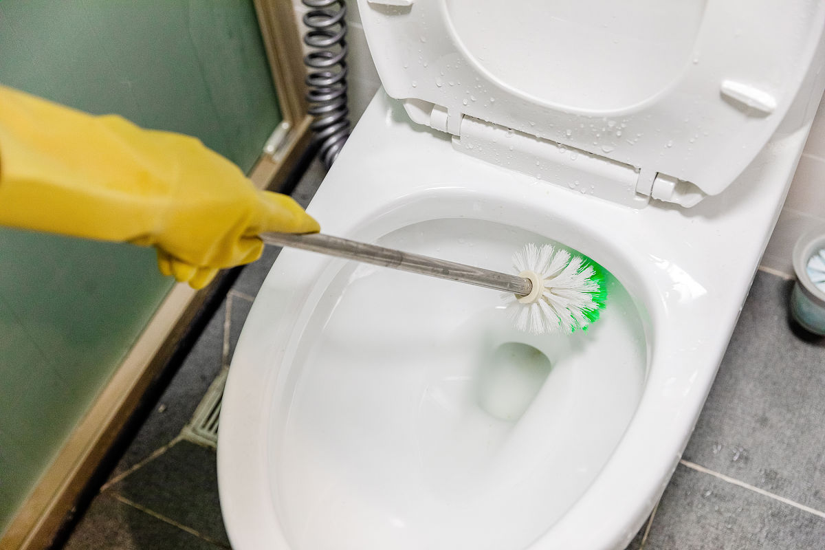 理解以下内容并翻译成中文：Cleaning the toilet isn’t glamourous but it’s something that has to be done However you might find yourself reaching for numerous paper towel wipes to get it done Did you know it takes 12