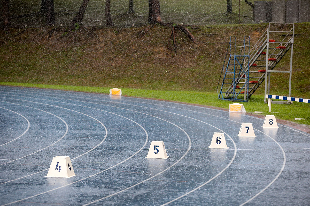 一个完整的训练过程的出发点是（ ）
A.训练目标
B.评估运动员的现实状态
C.制定计划
D.组织训练