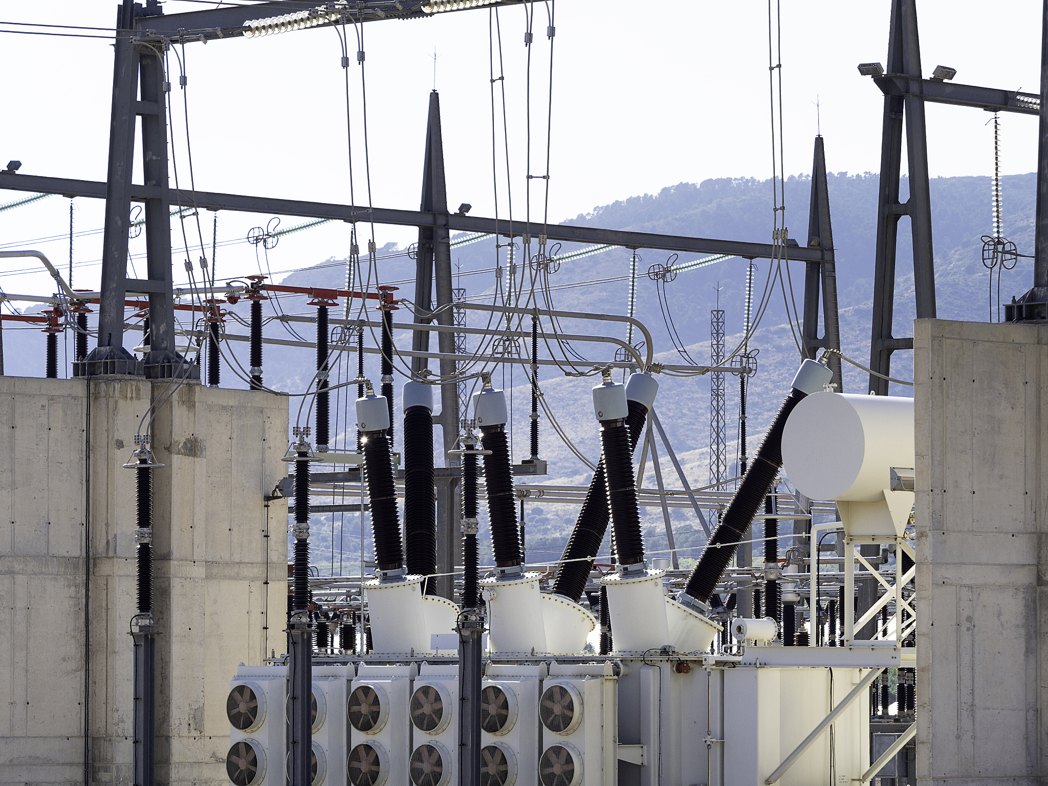 日本电力公司バンク设备：变压器和电压调节的利器