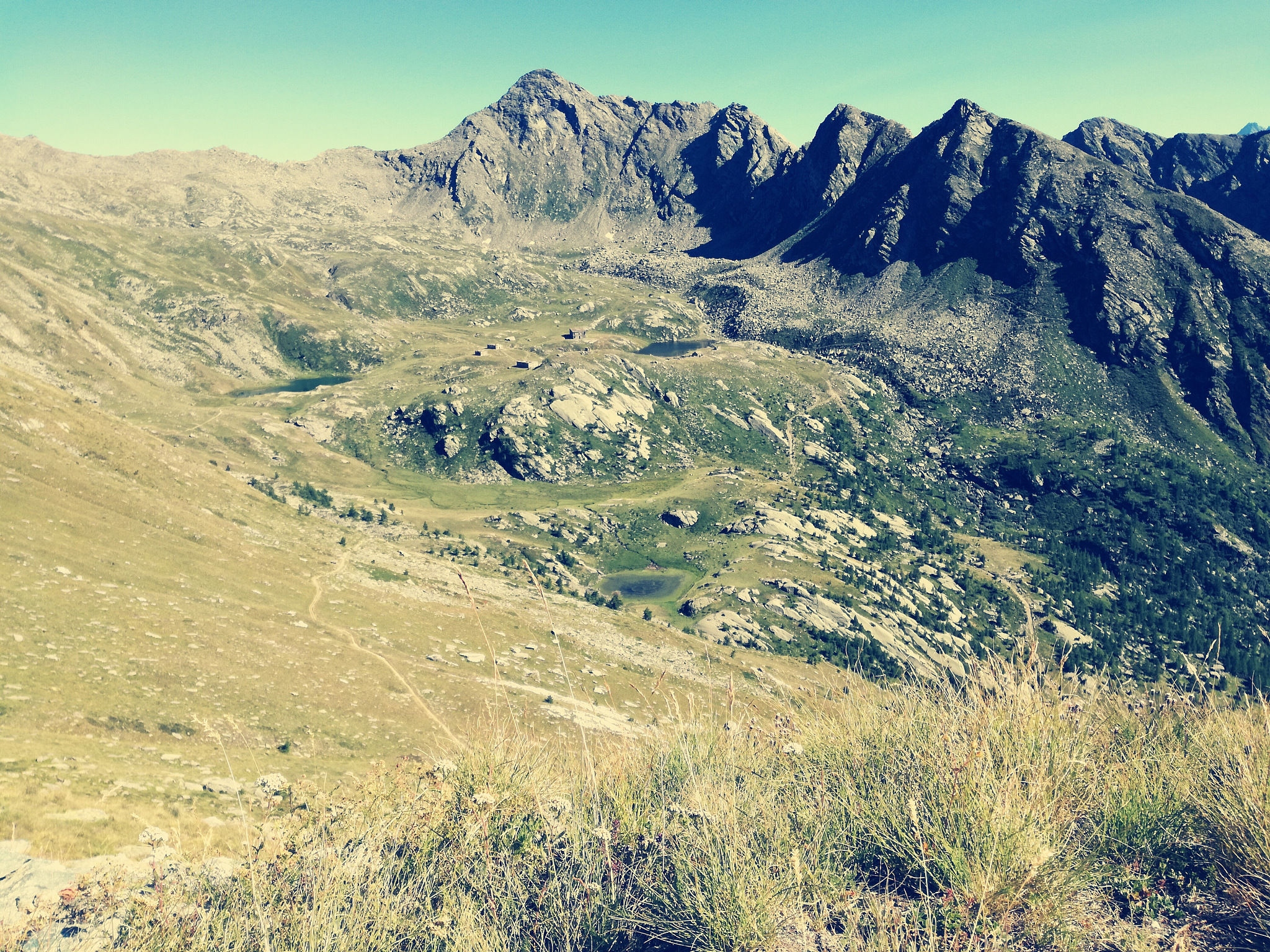 华山Huashan位于中国陕西省华阴市境内是中国著名的五岳之一也是中国历史文化名山之一。华山海拔2160米山势险峻山脉奇峰竞秀景色壮观。华山是道教的发源地之一历史上曾是道家修道之地现在也是著名的登山胜地吸引着大量的游客前来观光、徒步登山和朝圣。华山还有五峰十八景其中最有名的是危楼高阁和悬空寺这些景点都是华山独有的自然奇观。帮我把这段话翻译为英文