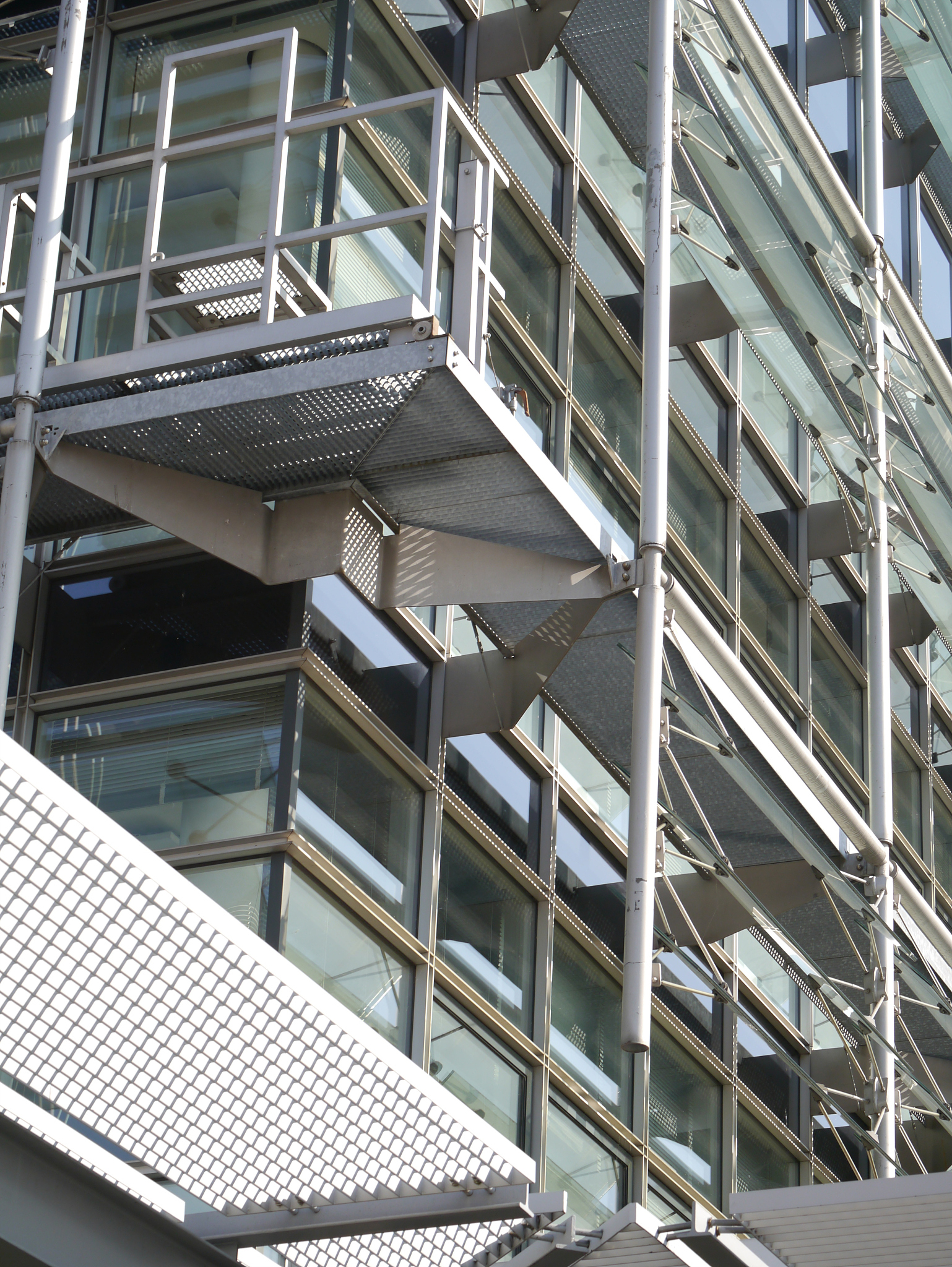 通过静定结构内力分析与实际工程的联系分析雨棚悬挑阳台挑檐的受力特点及工程施工的注意事项及启示3000字要有案例分析