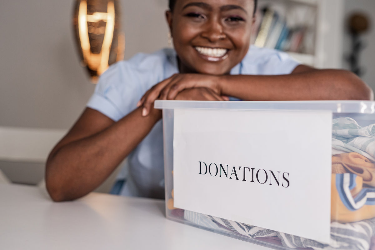 写一个衣物捐赠系统的项目背景