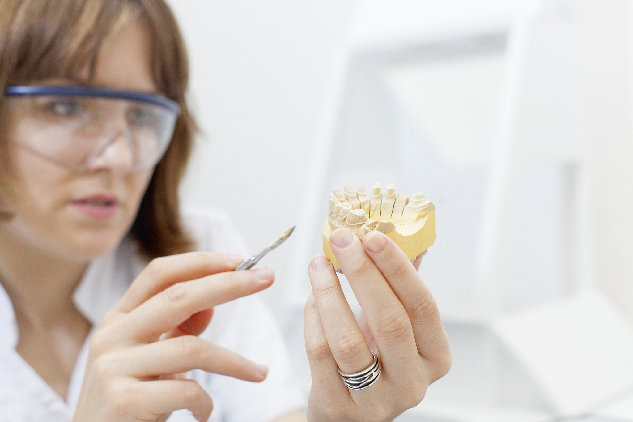 成都铁路卫生学校的口腔工艺技术中专就业方向好吗