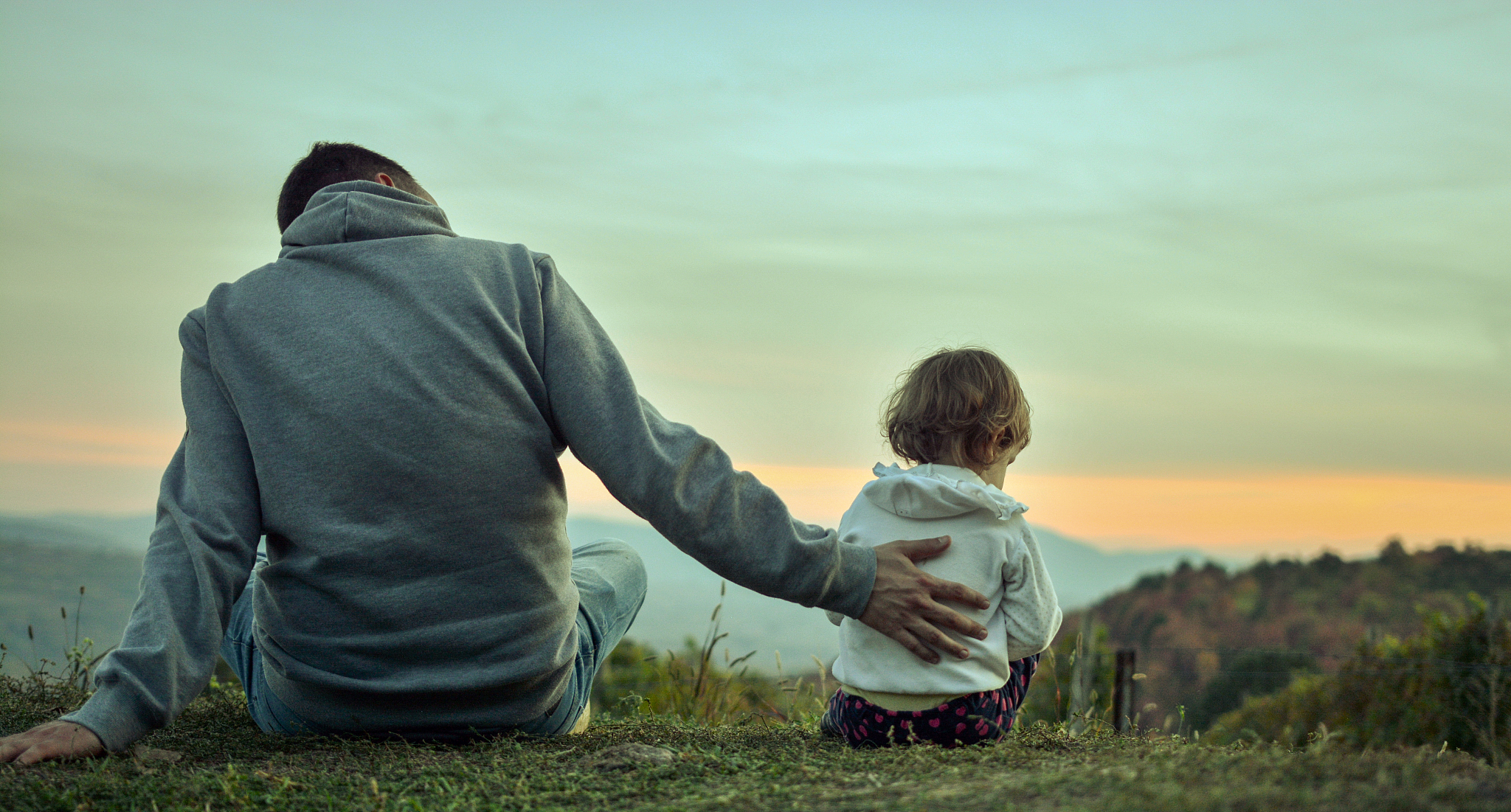 男人最煎熬的状态大概就是：挂念着渐渐老去的父母；操心着还不如意的事业；担心着还未成年的子女；心里还装着诗和远方改编上面这句话。