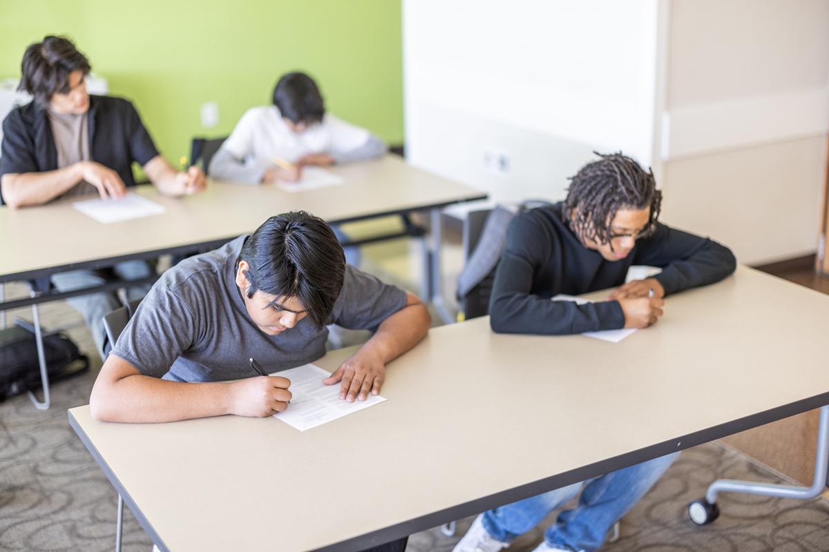 学生们正在考试