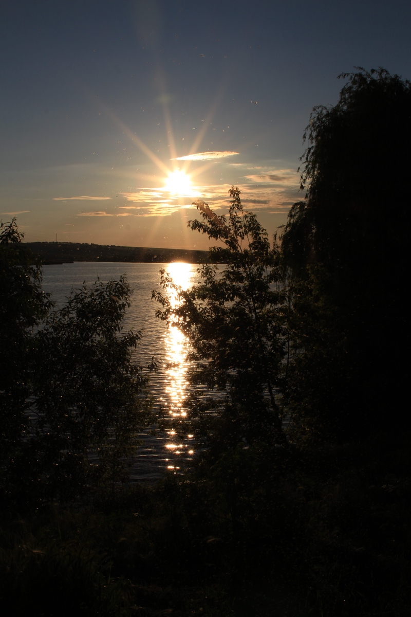 落日海边船搁浅丁达尔效应8K照片图片细节丰富色彩鲜艳电影构图强对比度
