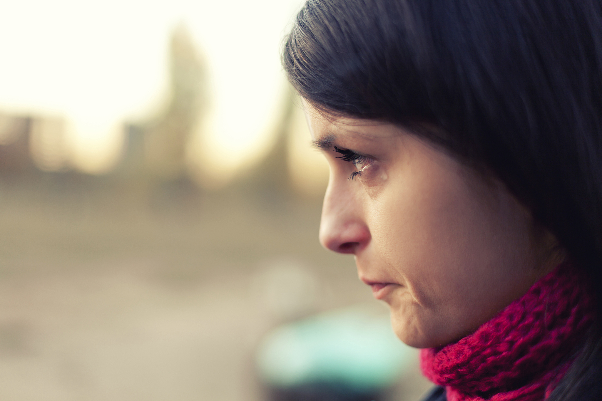 女人的微笑背后的泪水：掩盖悲伤的坚强