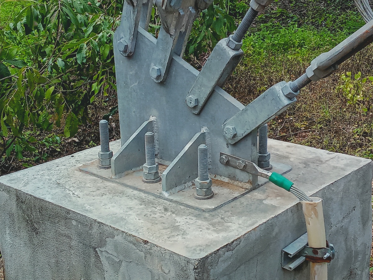 栏板、栏杆与梯段连接方法：螺栓、焊接、卡口、拉铆、夹紧