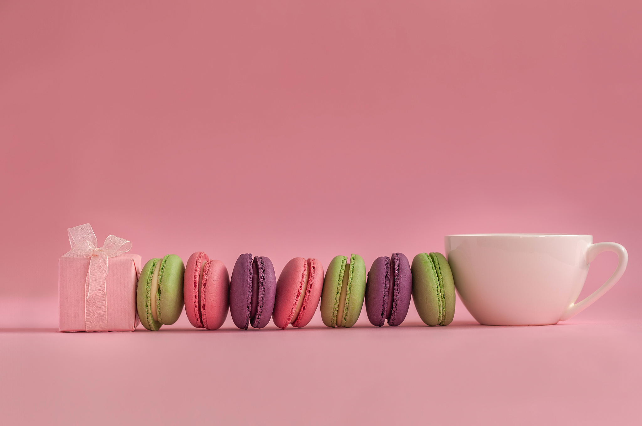 写一段js在页面顶部显示一条粉色的加载进度条