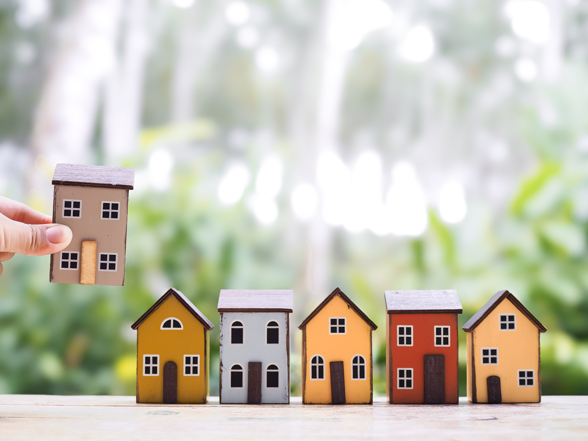 创作小说两个人辩论A认为不能买房子B认为必须要买房子