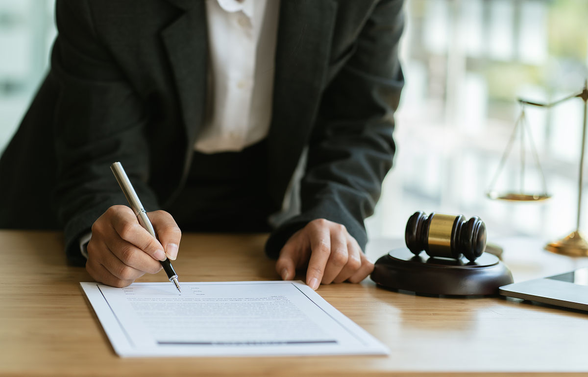 下面文章换个表述方法律师这个行业是大有可为的同时竞争也是相当激烈的但是我认为每个人的未来都掌握在自己的手中只要自己踏实工作积极探索一定可以迎来属于自己的光明未来!最后在这即将结束实习生活之际要再次感谢XX律师事务所的全体同仁今后我会更加努力进取全方位完善自己争取做一名优秀的律师。