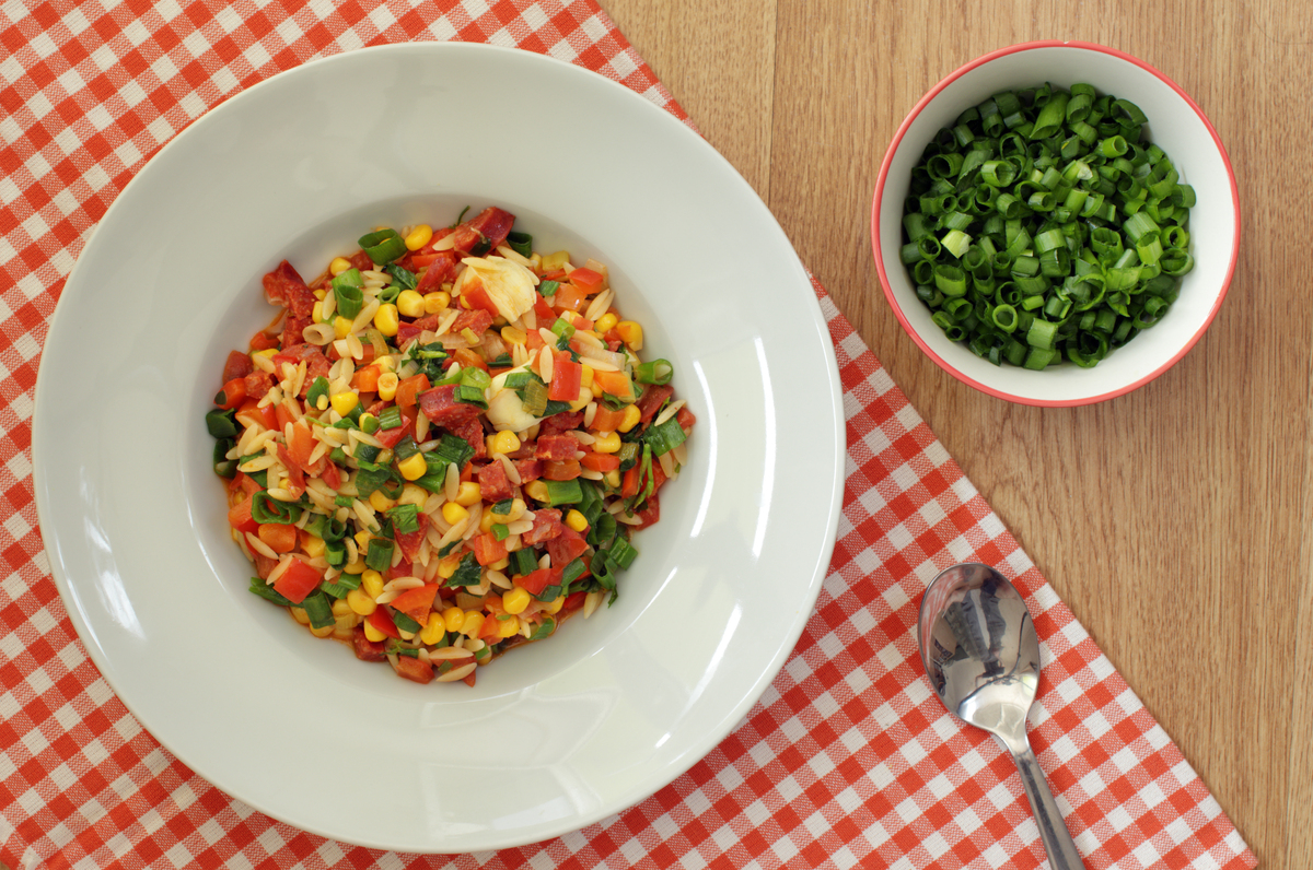 请根据以下模板写5份相似的文案标题使其更有画面感食欲感更加诱惑力文字数量大致相同：以后下班不知道吃什么你就像我这样做个懒人闷饭。做法简单有菜又有饭