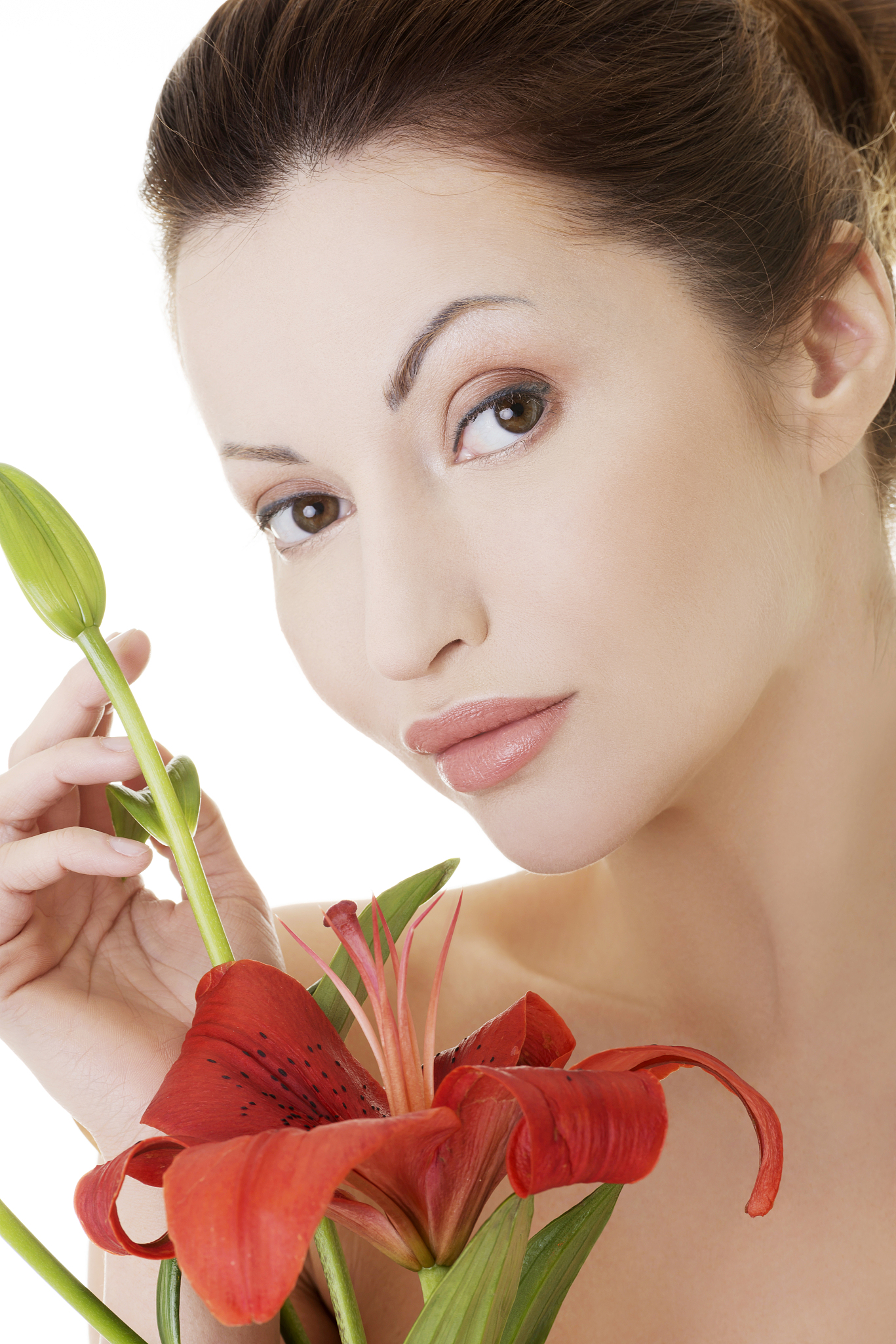 改写这段话存在多种复杂背景、光照条件、拍摄角度和肤色干扰等因素的影响