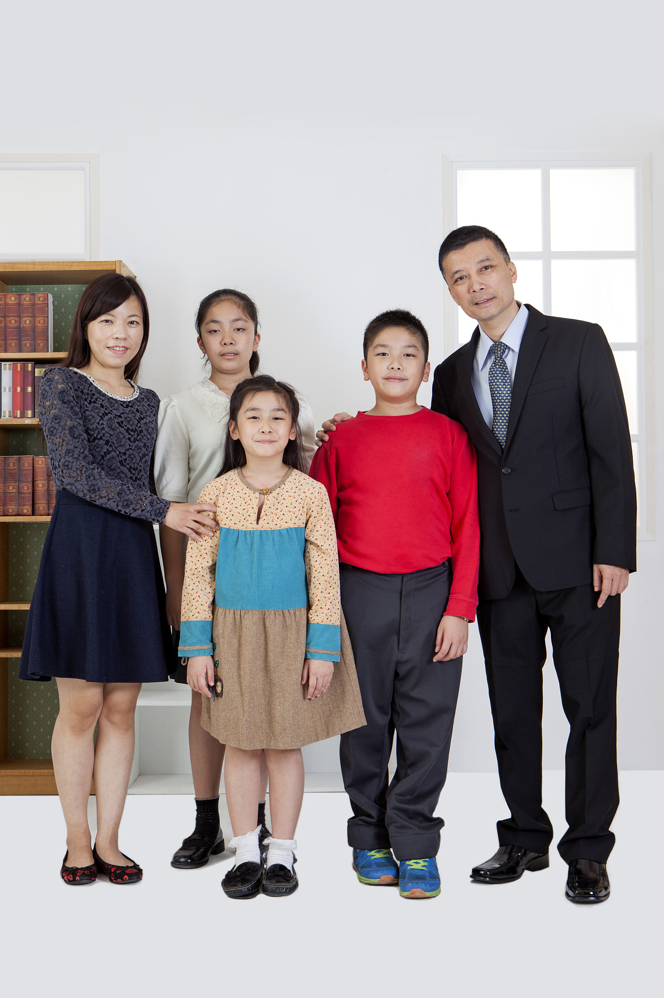 家庭成员：父亲 母亲 叔叔父亲：刘洪彬	国籍 新加坡原国籍中国年龄：55经历：母亲：克里斯国籍：新加坡原国籍菲律宾年龄：54经历：个人财力：现在住址：			附近交通：附近学校：附近超市：现在住址家乡简介父母住址：附近交通：填写设定完美人设现在住址家乡简介父母住址：附近交通：附近学校：附近超市父母住址家乡简介公司名字 公司背景：公司地址公司官网：生活经历：创业经历继续填写设定