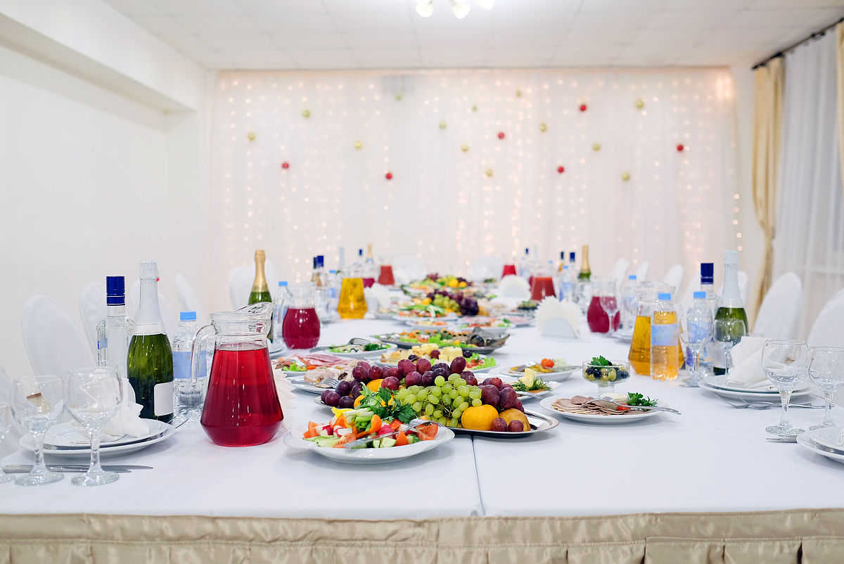 请设计一个小型生日酒会流程并写一个总结词