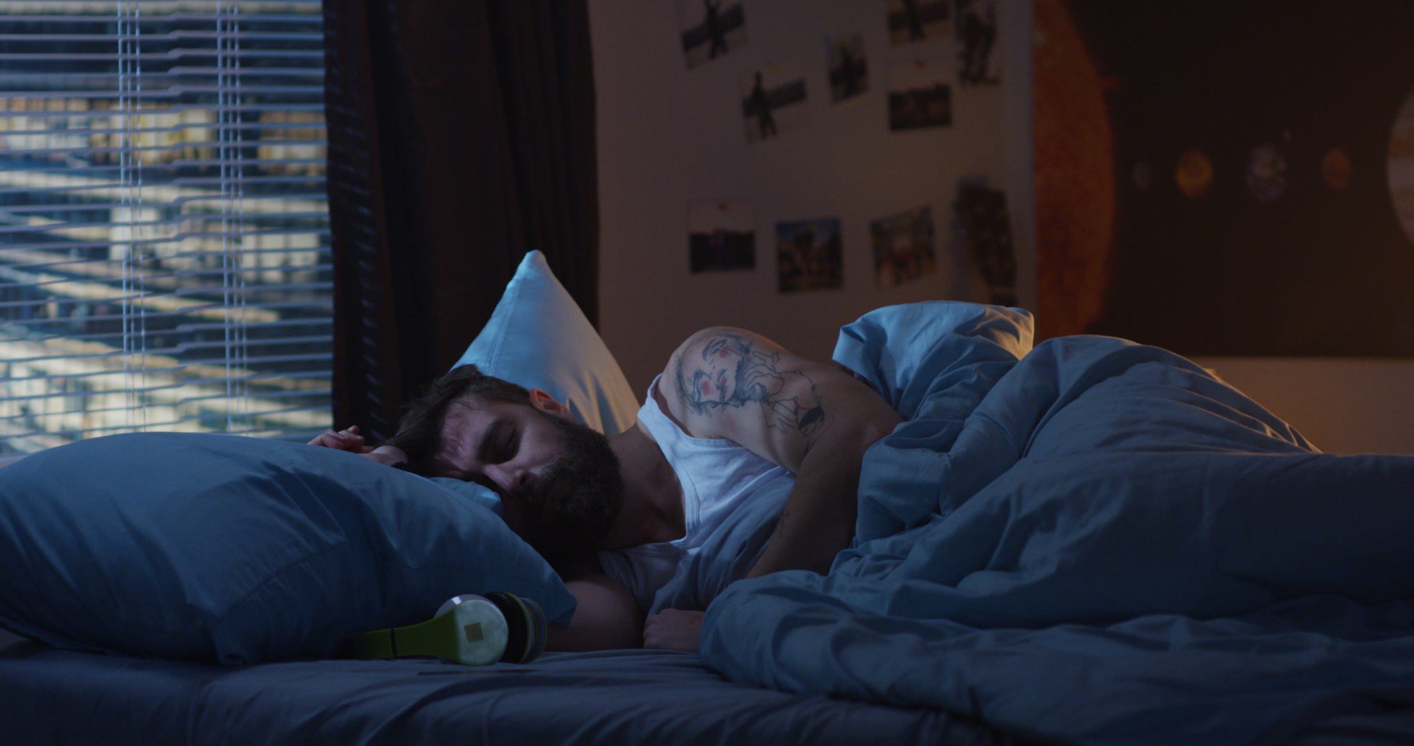 man having nightmares