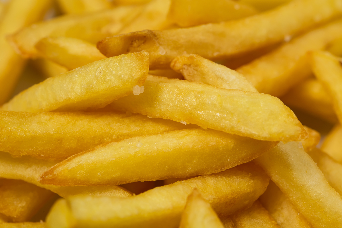 修改以下文案首先土豆去皮切成条状洗掉土豆淀粉水开放一勺盐下土豆焯30秒捞出再用吹风机吹开表面水份防止炸的时候往外蹦油。要全部均匀的裹一次淀粉这样才酥脆好吃六成油温下锅炸炸至金黄酥脆即可是不是很简单的酥酥脆脆的比外面买的还好吃。