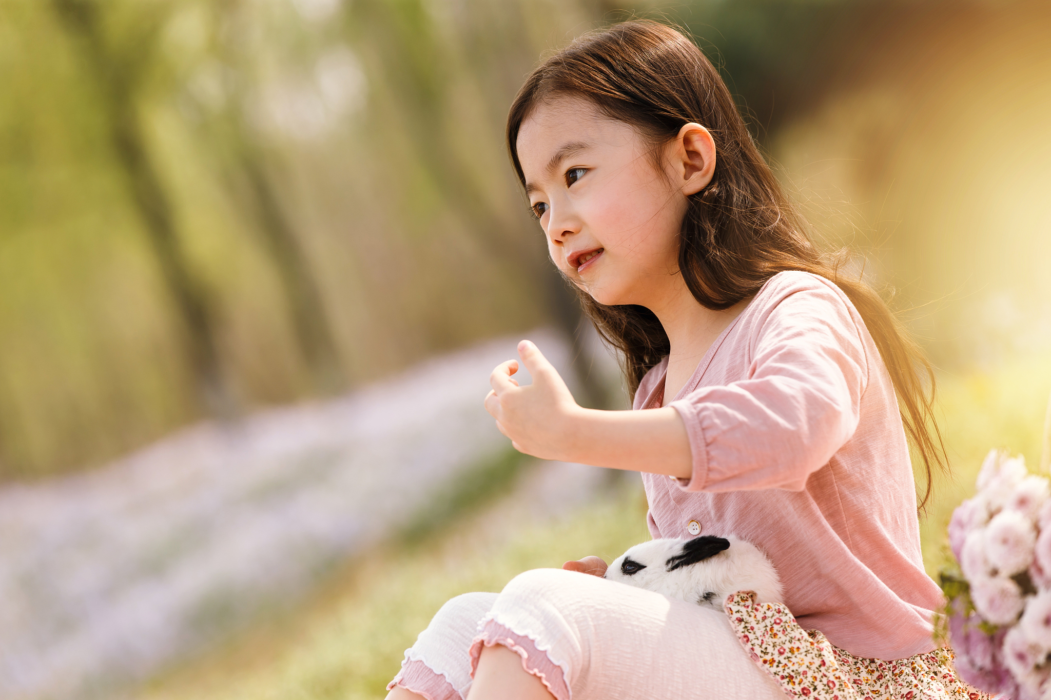 小女孩用四个字形容一下