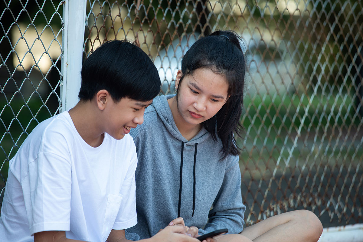 暗恋同班同学：从默默关注到主动追求的爱情故事