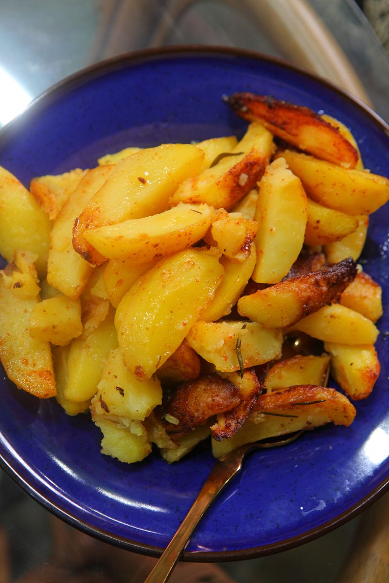 修改以下文案首先土豆去皮切成条状水开了放一勺盐下入土豆焯30秒捞出来过下冰水会更通透好吃再用吹风机吹干表面水分防止炸的时候往外溅油一定要全部均匀的裹一层淀粉六成油温下锅炸中火炸至金黄酥脆即可是不是很简单的酥酥脆脆的比外面买的还好吃。