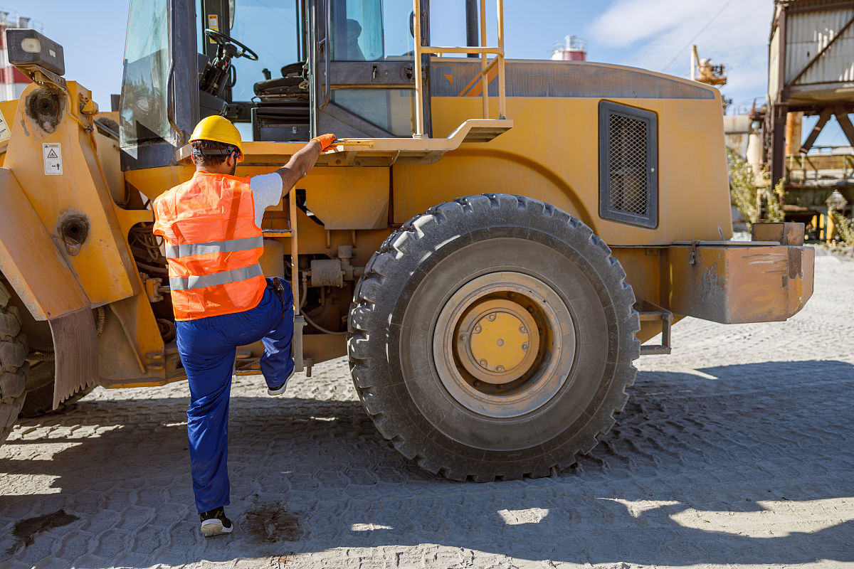 兰州铲车培训：新手开铲车要注意什么