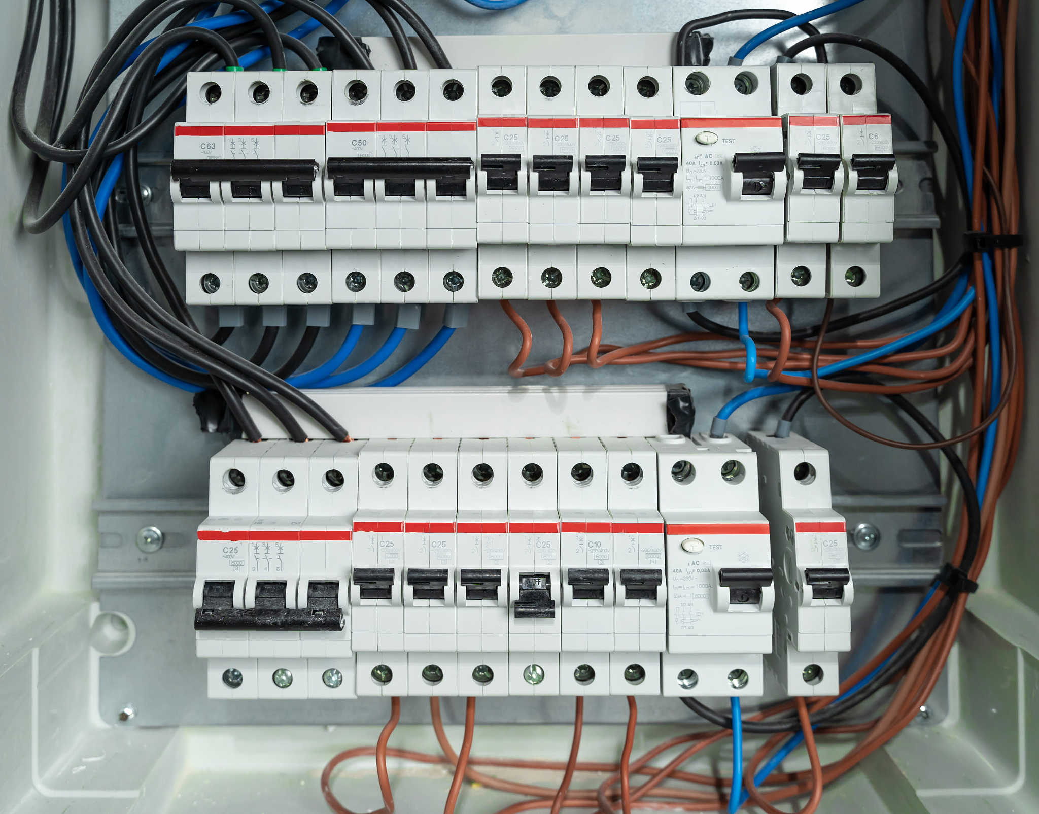 空开不带漏保今线是并联