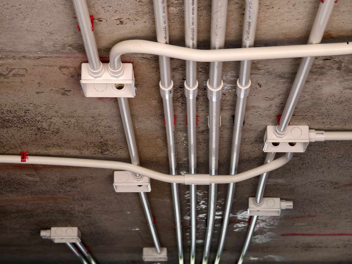 扮演一名设计师写篇1000字电路改造太复杂？通俗语言讲给你听避免你在装修中吃亏上当的文章