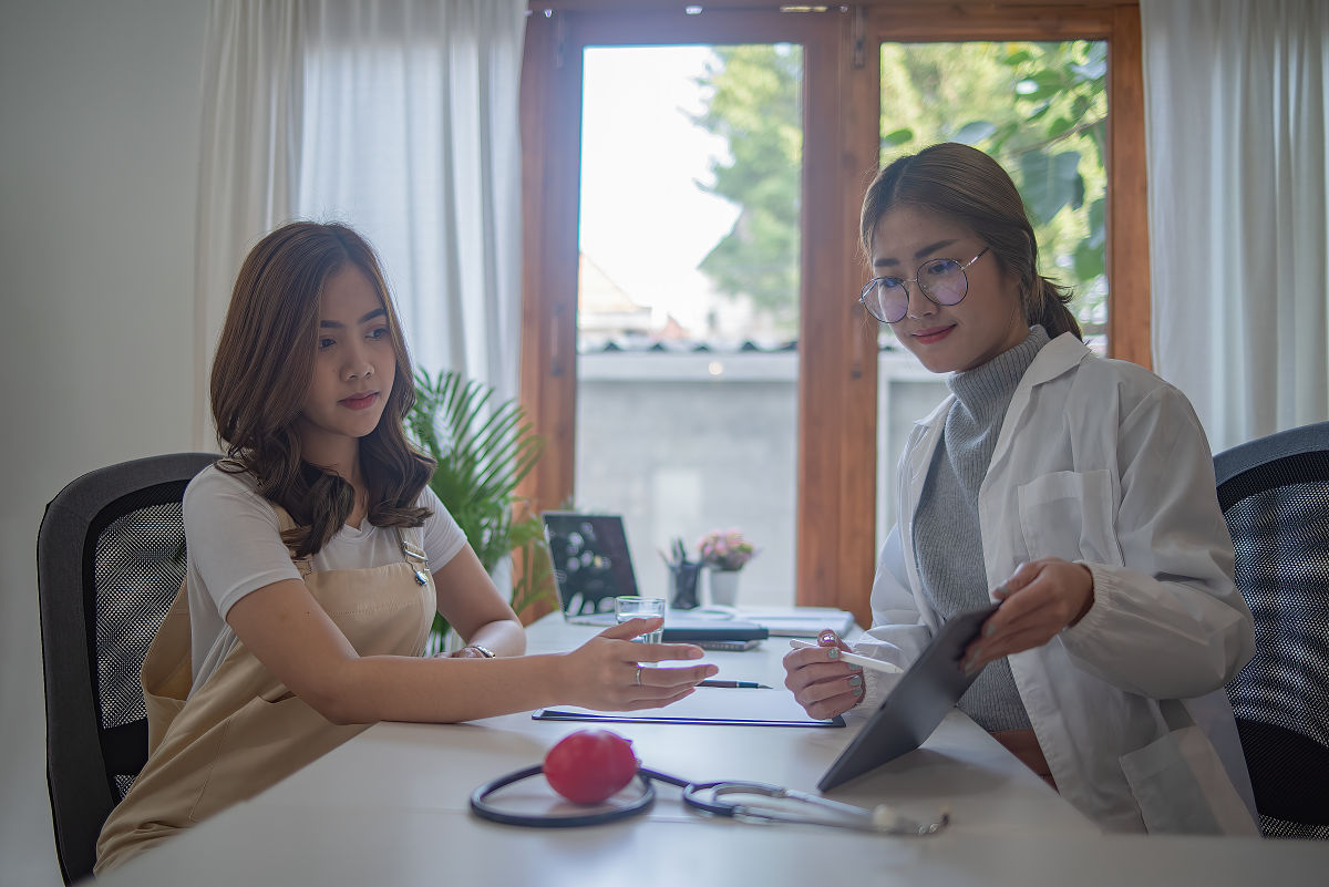 将以下内容洗稿乳腺增生、乳腺结节、乳腺纤维瘤应该如何区分和应对呢？这个问题问的特别的好因为它也是我们在临床当中经常会被追问的最常见的问题之一。第一乳腺增生严格意义上它叫乳腺的小叶增生它随着月经周期的规律性出现如果没有结节没有团块的乳腺小叶增生它就不是病。第二乳腺结节我这个题目就大了什么叫乳腺结节？乳腺结节它就是一个不应该出现的不明身份的小的肿块这个小的结节可能只是一个小叶增生结节也可能是一个小小的