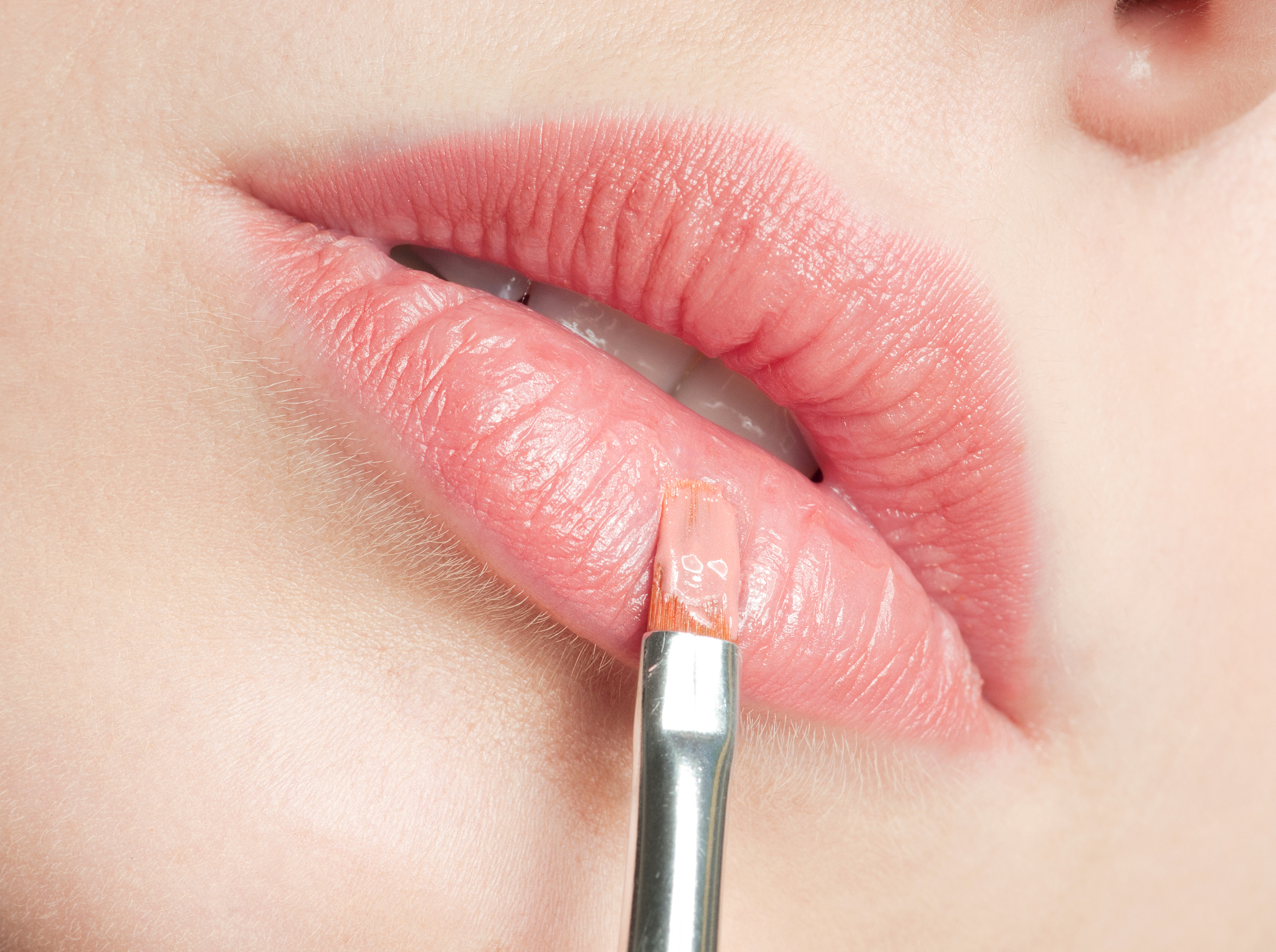 自动唇线笔改变唇形？技巧和颜色选择大揭秘！