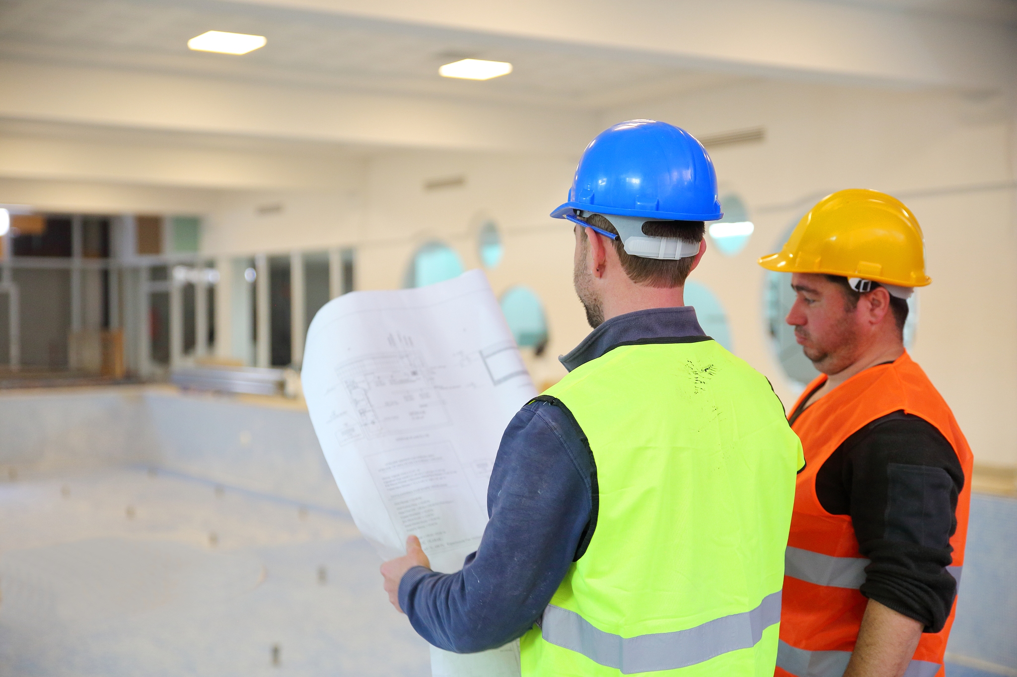 改进所提供文本的拼写、语法、清晰、简洁和整体可读性同时分解长句减少重复并进行扩写：在质量监管过程中我们应该坚持以人为核心的原则把人放在首要位置。为了保证质量我们要对施工人员的技术和素质水平有要求以激发他们的积极性和主动性并提高他们的质量意识。