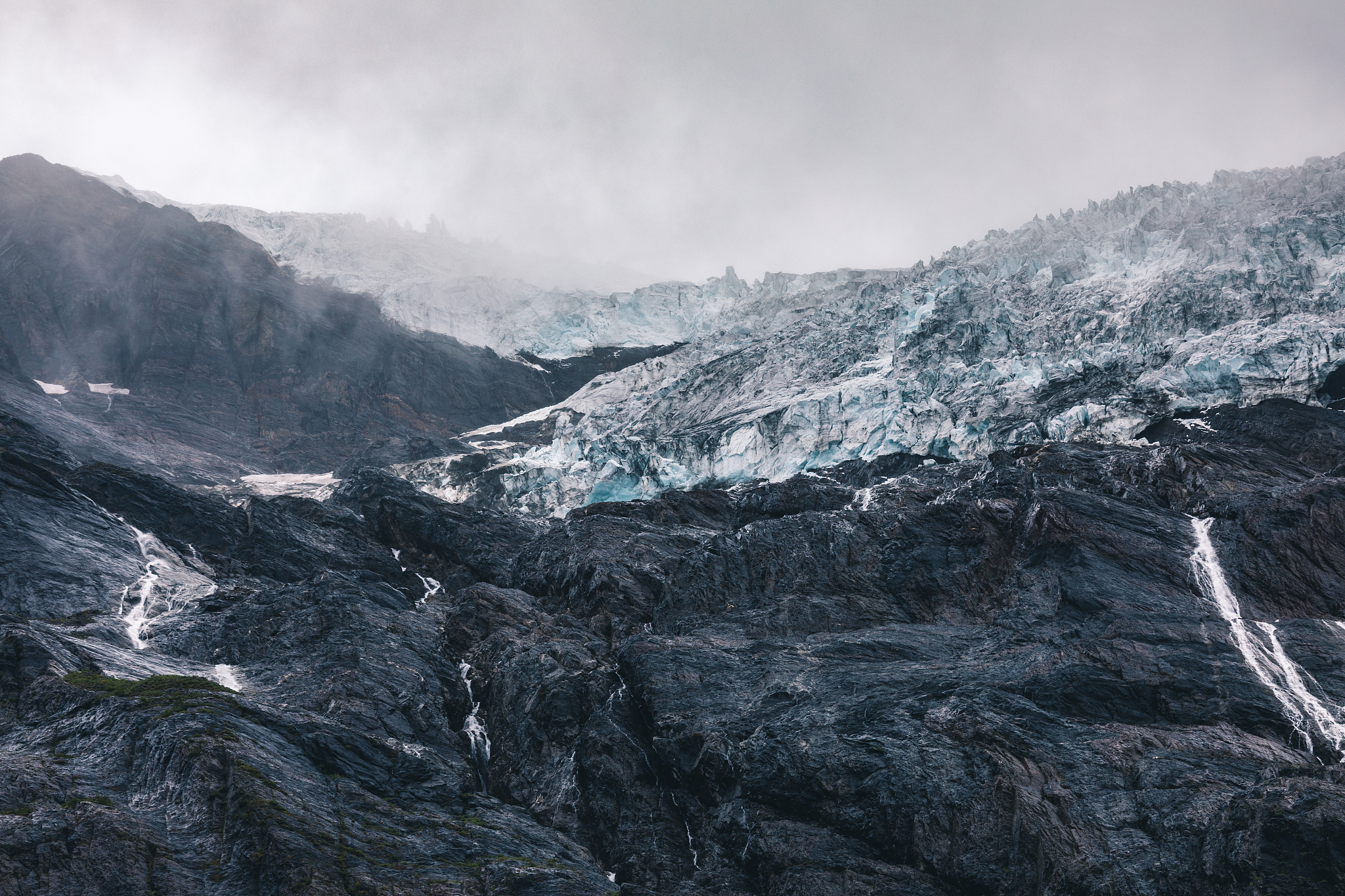 大气中水汽的主要来源：海洋、湖泊等水体，以及人类活动的影响