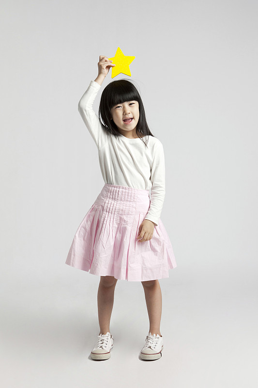 秋季童装穿搭指南：白色衬衫、浅粉色裙子和蓝色条纹卫衣，打造舒适时尚造型