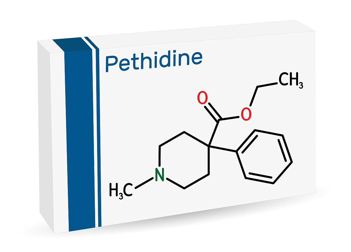 去甲哌替啶为何易引发中枢毒性？