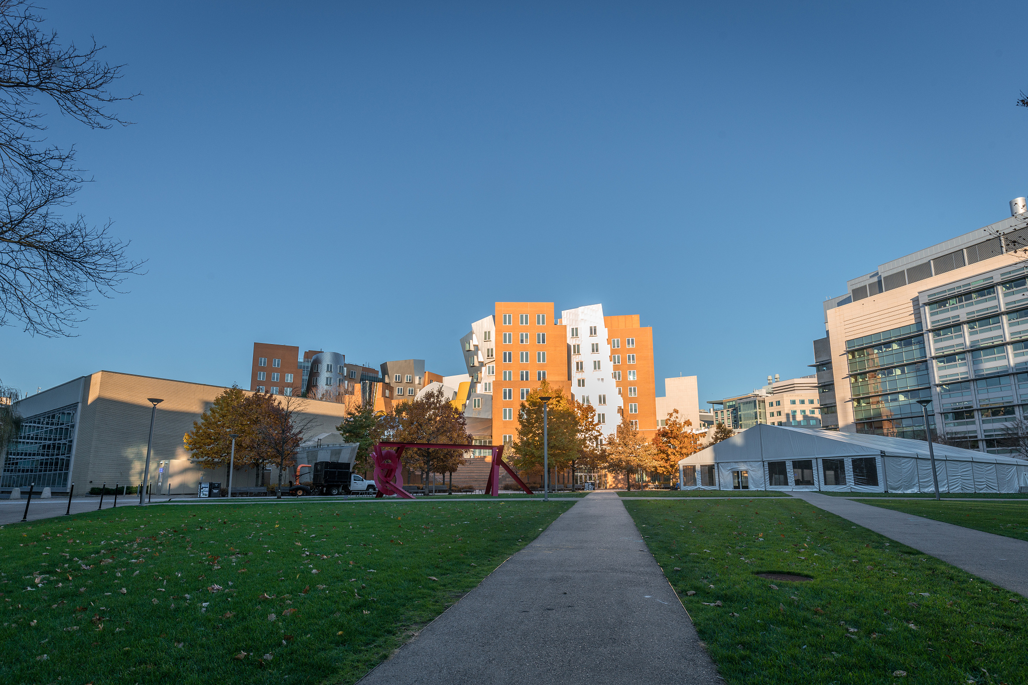 你是一个专业的资料搜集器请你帮我查找一下内容加州理工大学的信息请按以下格式给出你的答案大学的简短介绍：学校别名缩写：创办时间 创办人：校训：学校性质：学校类别：学期制度：学校特色：现任校长：校园面积：院系设置：主要奖项：知名校友：在校学生：师生比：本科生数：研究生数：国际学生本科：国际学生研究生：中国籍本科生：中国籍研究生：2022-2023年 QS世界大学排名：2022-2023年 US New