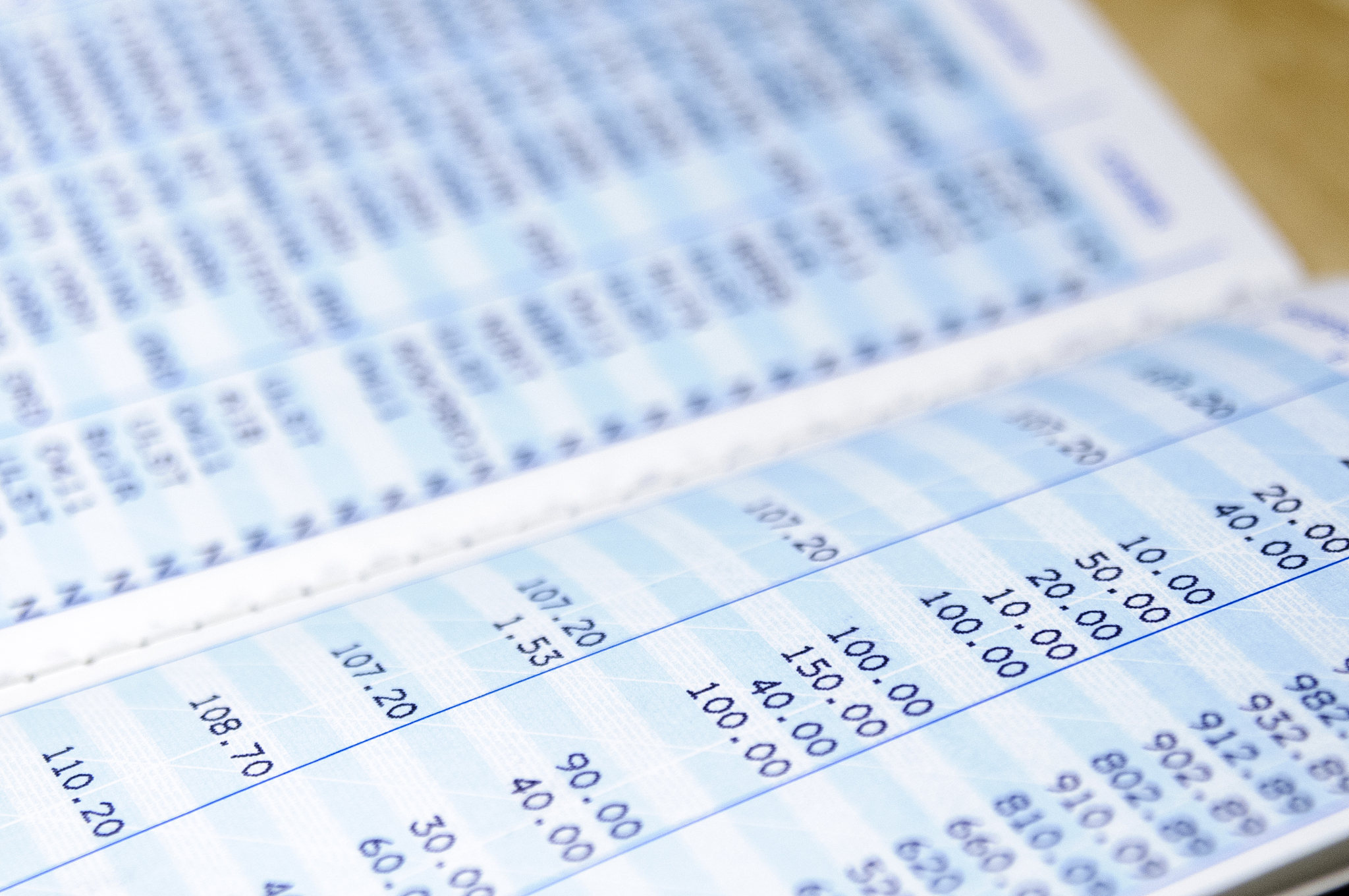 重述一下信息减低重合率6月末本外币存款余额28467万亿元同比增长105。月末人民币存款余额27862万亿元同比增长11增速比上月末低06个百分点比上年同期高02个百分点。上半年人民币存款增加201万亿元同比多增13万亿元。其中住户存款增加1191万亿元非金融企业存款增加496万亿元财政性存款减少125亿元非银行业金融机构存款增加108万亿元。6月份人民币存款增加371万亿元同比少增112万亿元。