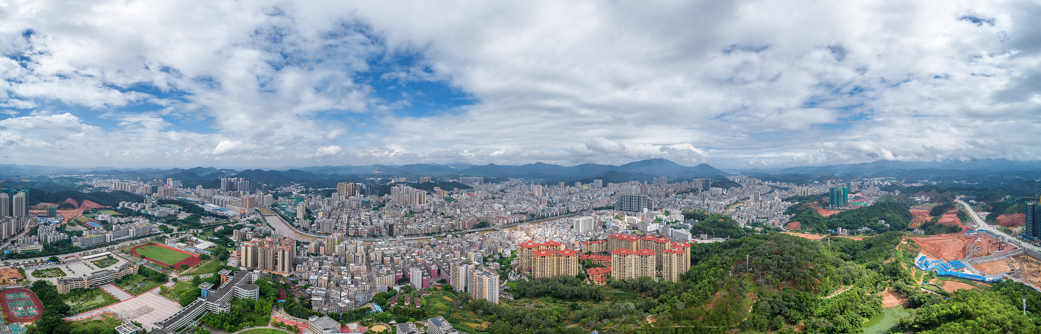 广东信宜市区全貌