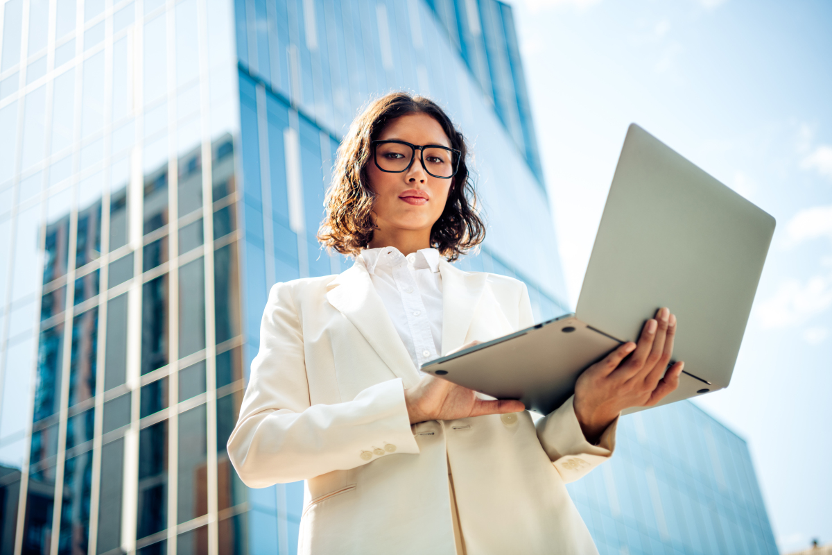 从朝气蓬勃到成熟稳重：同一个人物前后的不同表现