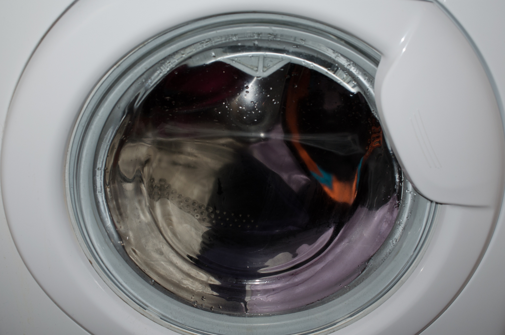 洗衣机槽清洁剂洗衣机槽清洁剂是一种用于清洁洗衣机槽的清洁剂。由于洗衣机在使用过程中会积累污垢和细菌因此定期清洁洗衣机槽非常重要。洗衣机槽清洁剂可以有效地清除污垢和细菌防止洗衣机内部产生异味和细菌滋生。一般来说洗衣机槽清洁剂可以分为粉状和液体两种类型使用方法也略有不同。通常使用洗衣机槽清洁剂需要按照说明书上的指导进行操作以确保清洁效果最佳。继续