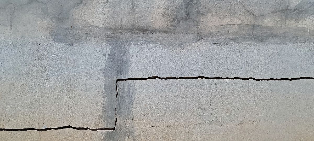 一、绪论一研究背景及意义	二国内外研究现状	三研究内容二、大体积混凝土定义及特点	一大体积混凝土的定义二大体积混凝土的特点1混凝土自身的结构特点2施工工艺特点3大体积混凝土在房屋建筑工程中的应用优势三、大体积混凝土施工存在的问题	一MK工程概况	二MK工程大体积混凝土施工常见问题1混凝土出现裂缝	2混凝土出现泌水	3混凝土强度的问题	四、大体积混凝土施工过程改进措施一科学配比混凝土原料二有效管控温