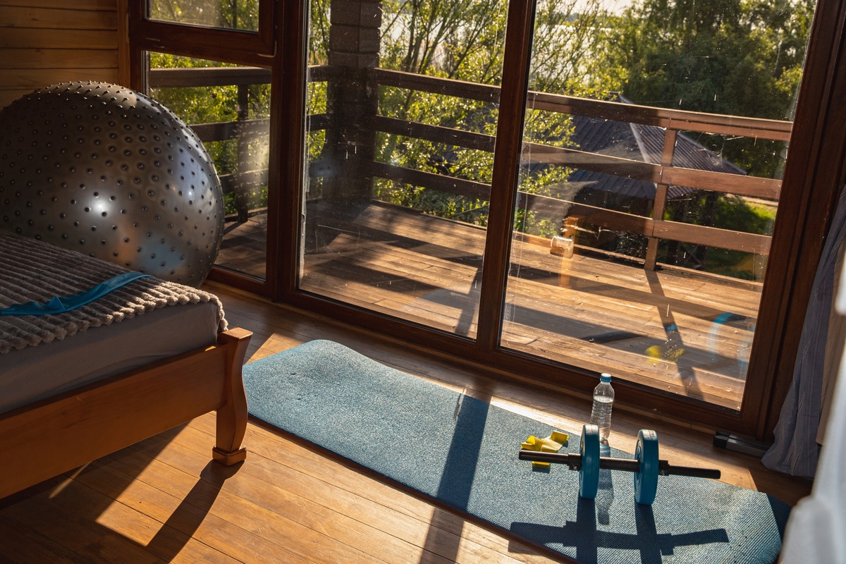 ### 我 今天我带你们去看一套女生特别喜欢的民宿小北馆 正商面积是98平 实际使用面积有多少呢 答案就交给你们来目测了 首先来看一下 这是你家超级好看的一个客厅了 差不多有20平左右 边上呢 也是给你家设计了一个露地的格子窗 来 你们往下面看 还能看得见你家的下沉式花园 然后沙发的背后是做了一个内嵌式的收藏柜 平常茶叶这些都可以收藏在这里的 墙上再挂个30寸的小米电视就完美了 我跟你们说这套有