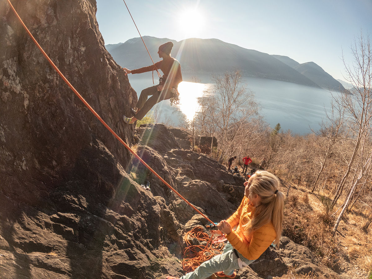 写篇标题为旅行是放下束缚释放自我 的1200字文章并重新取个小红书爆文标题