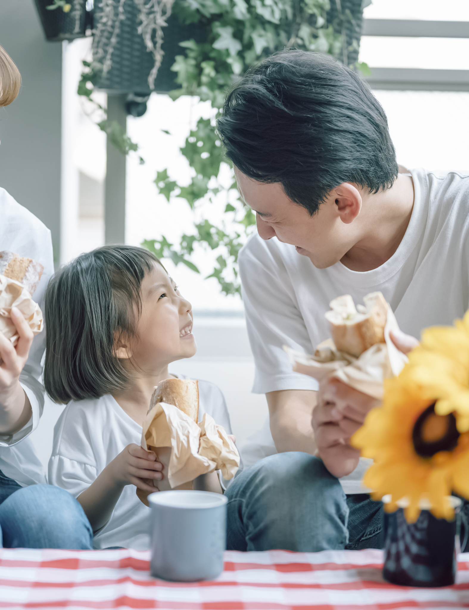 亲爱的曦：你还好吗？家中一切平安父母也身体健康只是我和孩子都非常想念你。自从你被抓走后我经常梦见你回家了。这三个月过得既快又慢我们已经三个月没见面了。每一天都像度日如年一样。不过你不必担心我已经擦千了眼泪。因为一些原因这段时间无法寄信但今天我发现了这个在线写信的网站所以给你寄了信。之前的几封信我想你早就收到了吧。你在家的时候常常带着小宝出去玩现在小宝每天都在找爸爸。我只能告诉他爸爸出去赚钱每次说这