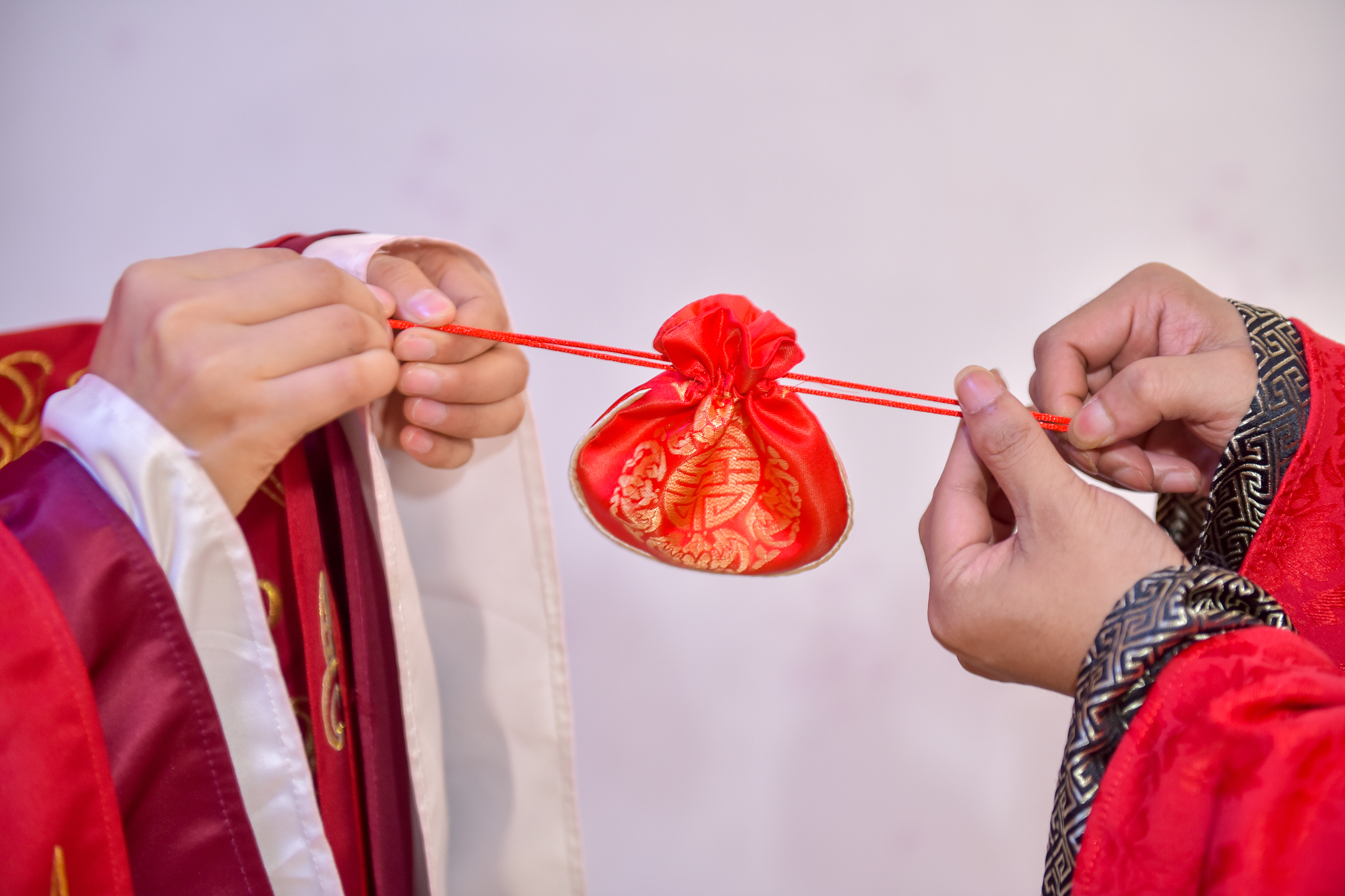 七夕节穿针引线：传承中国传统女性手工艺